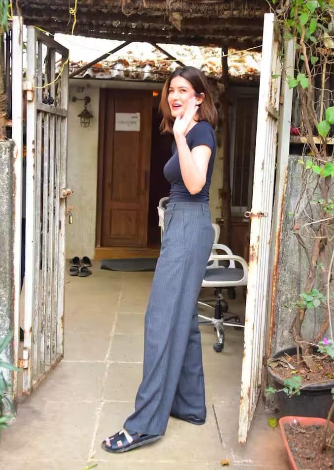 उन्होंने मुस्कुराते हुए पैपराज़ी को पोज़ भी दिए। उनके छोटे बाल भी उन पर खूब जंच रहे हैं। शनाया कपूर