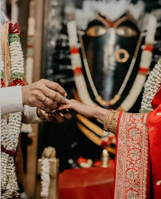 சமந்தா மற்றும் ராஜ் நிதிமொருவின் திருமண புகைப்படங்கள் இணையத்தில் வைரலாகி வருகின்றன. ராஜ் நிதிமொரு ஏற்கனவே திருமணமானவர் என்பது குறிப்பிடத் தக்கது.