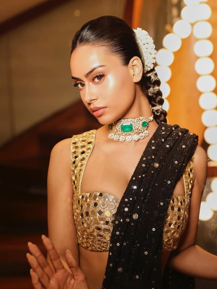 निसा ने अपने बालों की ब्रेड बनाई थी और उसे व्हाइट गजरों से सजाया था. ऑल ओवर काजोल की बेटी बहुत खूबसूरत दिख रही थीं.