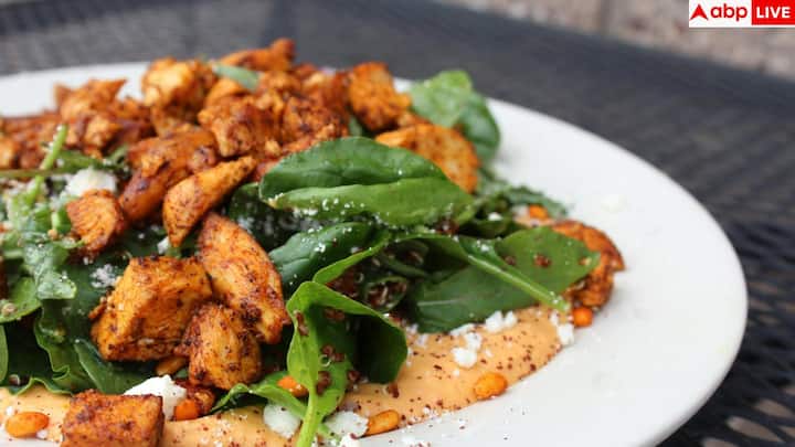 कच्ची सब्जियां और सलाद गर्मियों में तो अच्छे लगते हैं, लेकिन सर्दियों में ये शरीर को अंदर से ठंडा कर देते हैं. कच्चा खाना पचने में वक्त लेता है, जिससे पेट फूलना, गैस और असहजता जैसी दिक्कतें बढ़ सकती हैं.