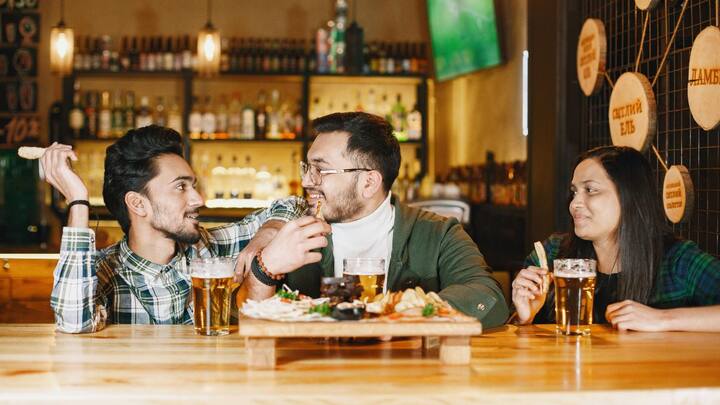 To prevent this habit from becoming a burden on society, many states made rules like America that eating with alcohol would be mandatory. Then the restaurants in India started serving the cheapest and most easily available food, like boiled gram, boiled eggs, peanuts, namkeen.