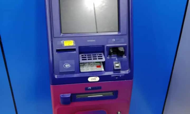 दरअसल 1 फरवरी 2025 से एसबीआई ने एटीएम ट्रांजैक्शन की फ्री लिमिट और फीस से जुड़े नए नियम लागू कर दिए थे. जिसके बाद अब सभी ग्राहकों पर एक जैसी फ्री लिमिट लागू होती है.