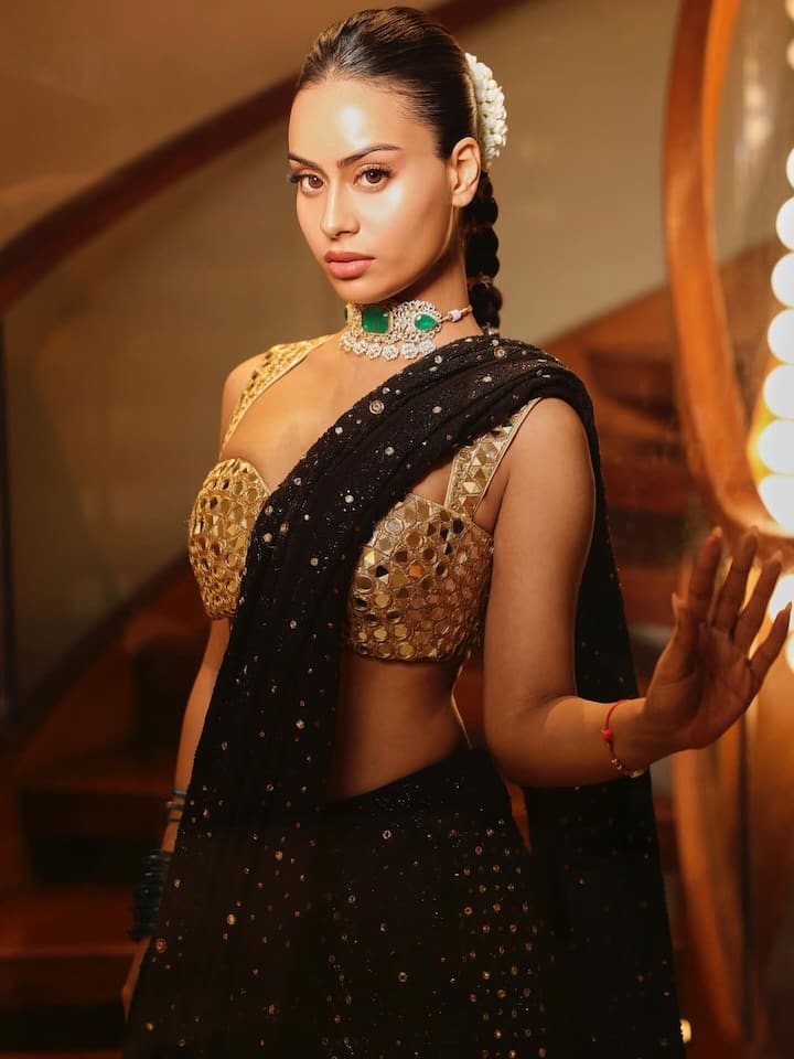 सटल मेकअप और लाइट शेड लिपस्टिक निसा के लुक को बैलेंस कर रहे थे. वहीं उनका हेयरस्टाइल बेहद खूबसूरत दिख रहा था.