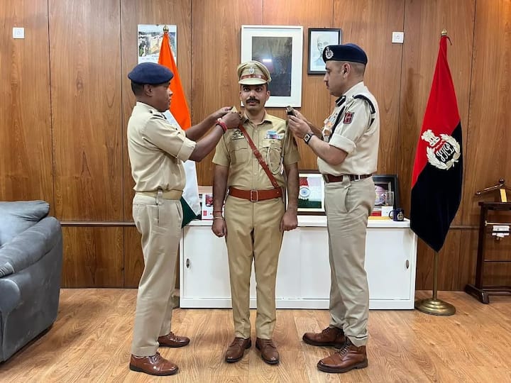 उम्मीदवारों को शुरुआती वेतन 21,700 रुपये से 69,100 रुपये (पे लेवल-3) के बीच मिलेगा शुरुआत में इन-हैंड सैलरी लगभग 28,000 से 32,000 रुपये के आसपास हो सकती है इसके साथ महंगाई भत्ता HRA और अन्य सरकारी भत्ते भी मिलते हैं, जिससे कुल सैलरी और बढ़ जाती है.