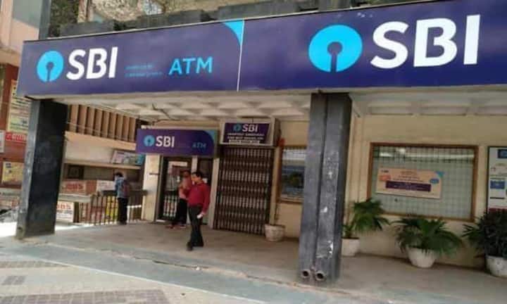 अगर आप फ्री ट्रांजैक्शन लिमिट से ज्यादा बार पैसे निकालते हैं तो एसबीआई एटीएम पर 15 रुपये + GST और दूसरे बैंक के एटीएम पर 21 रुपये के साथ जीएसटी देना होता है.