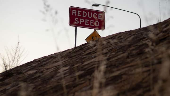 लेकिन दुनिया के हर हिस्से में यही रंग नियम नहीं है. अमेरिका, ब्रिटेन और ऑस्ट्रेलिया में हरा रंग जरूर राष्ट्रीय मार्गों पर दिखता है, लेकिन जैसे ही आप शहरों में प्रवेश करते हैं, बोर्ड नीले रंग के हो जाते हैं.