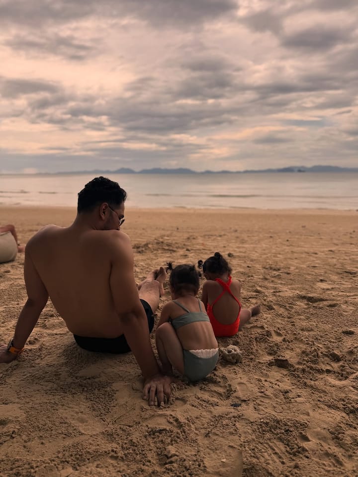 एक फोटो में अभिनव शुक्ला को समुद्र किनारे अपनी बेटियों ईधा और जीवा के साथ चिल करते हुए देखा जा सकता है.