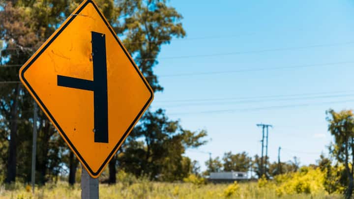 यूरोप के कई देशों में पीले रंग के बोर्ड हाईवे पर भी देखने को मिल जाते हैं. इसका कारण सिर्फ चेतावनी नहीं है, बल्कि यहां इन्हें ट्रांजिट रूट के तौर पर भी इस्तेमाल किया जाता है. जर्मनी और फ्रांस में पीले बोर्ड सीमित समय के लिए अस्थायी मार्गों का संकेत देते हैं.