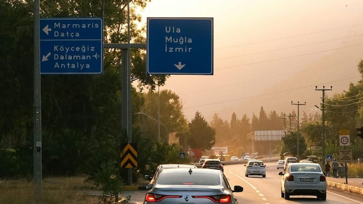 भारत के हाइवे पर हरे रंग के साइनबोर्ड सिर्फ एक परंपरा नहीं, बल्कि वैज्ञानिक कारणों से चुना गया है. ट्रैफिक साइकोलॉजी से जुड़े विशेषज्ञों का कहना है कि हरा रंग आंखों को सबसे कम थकाता है.