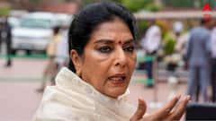 পোষ্য কুকুর নিয়ে সংসদে কংগ্রেস সাংসদ, বললেন, 'যারা কামড়াতে পারেন, তাঁরা ভিতরে আছেন'