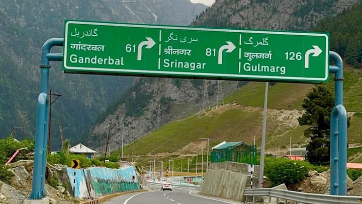 इससे ड्राइवर को तुरंत समझ आ जाता है कि वह हाइवे से हटकर शहरी यातायात में प्रवेश कर चुका है. यह रंग अलग माहौल और अलग गति के लिए मानसिक रूप से तैयार करता है.