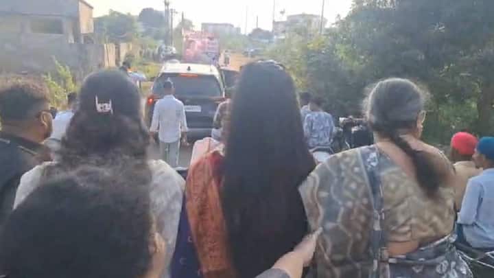 प्रचारादरम्यान, गौतमीसोबत फोटो काढण्यासाठी, तिला पाहण्यासाठी नागरिकांनी गर्दी केली होती. यावेळी, गौतमीनेही चाहत्यांसमवेत फोटो काढले