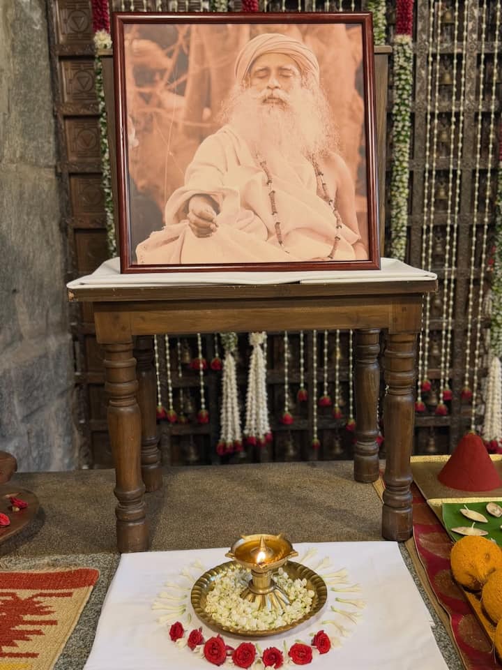 बता दें कि सामंथा रूथ प्रभु ने राज निदिमोरू संग कोयंबटूर स्थित सदगुरू के ईशा योग सेंटर में सात फेरे लिए. यहां उन्होंने पारंपरिक साउथ इंडियन रीति–रिवाजों से अपनी जिंदगी की नई शुरुआत की जहां सिर्फ उनके क्लोज फ्रेंड्स ही शामिल हुए.