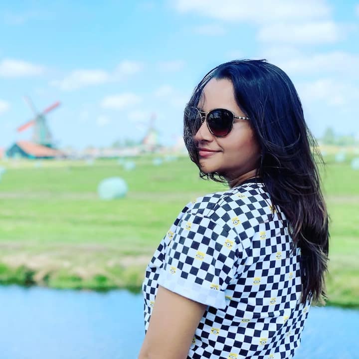 श्यामली खूबसूरती में किसी एक्ट्रेस से कम नहीं दिखती हैं. वो सोशल मीडिया पर अक्सर अपनी फोटोज शेयर करती रहती हैं.