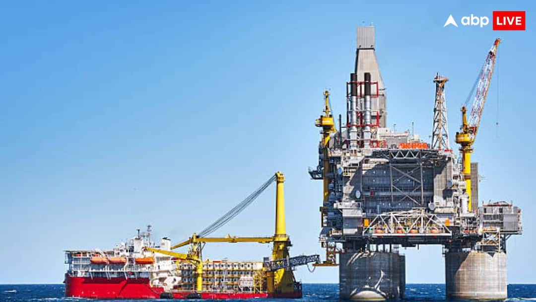 Oil Near Month Lows As Russia-Ukraine Peace Efforts And Rising US Inventories Weigh On Market