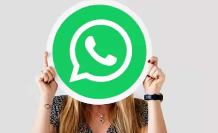 એકવાર ફીચર ચાલુ થયા બાદ કોઈપણ વૉઇસ મેસેજનું ટ્રાન્સક્રિપ્શન કરવું ખૂબ જ સરળ છે. ફક્ત તે ચેટ પર જાઓ જ્યાંથી વૉઇસ મેસેજ આવ્યો હતો મેસેજ પર ટેપ કરો અને પછી ટ્રાન્સક્રાઇબ પર ક્લિક કરો. થોડીક સેકન્ડોમાં ઑડિઓની નીચે મેસેજનો સંપૂર્ણ ટેક્સ્ટ દેખાય છે.