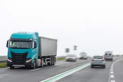 अमेरिका में ट्रक ड्राइवर को कितना वेतन मिलता है, इस नौकरी के लिए किन-किन डॉक्युमेंट्स की पड़ती है जरूरत?