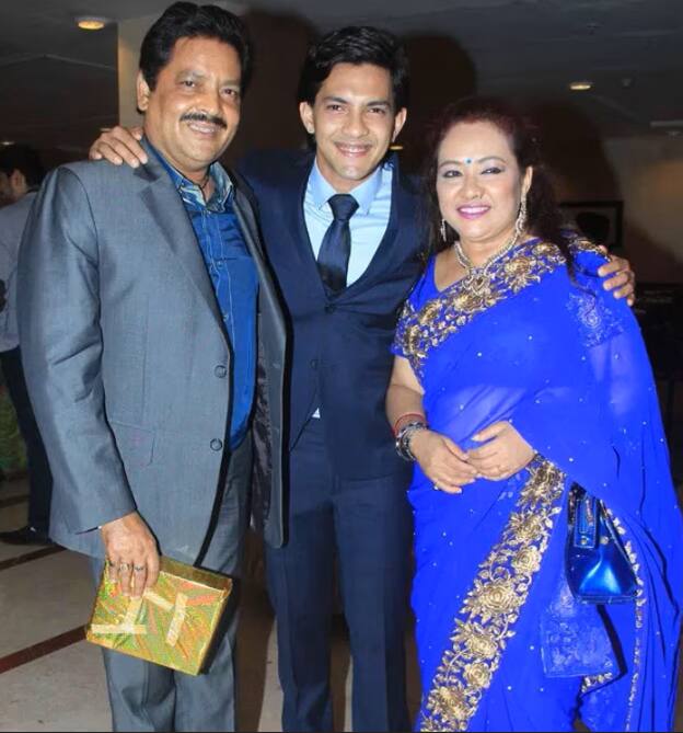 कभी फीमेल फैन को किस तो कभी पहली पत्नी संग रहा विवाद, जब कॉन्ट्रोवर्सीज में घिरे सिंगर उदित नारायण