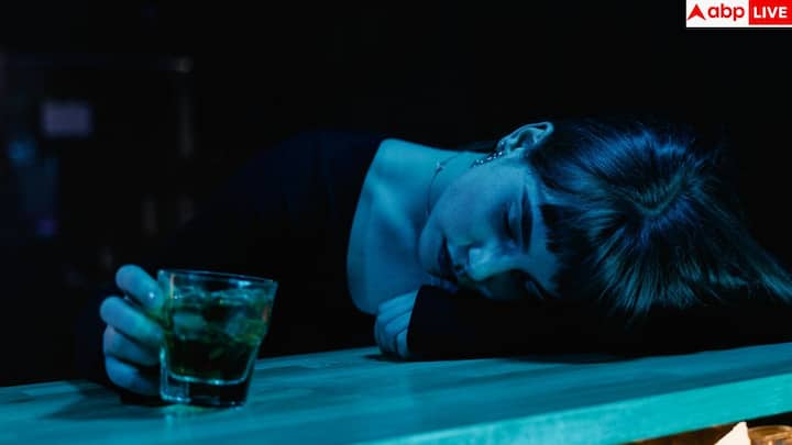 Correct Way to Drink Tequila: टकीला पीने वाले लोगों को एक बड़ा तबका है. चलिए आपको बताते हैं कि टकीला सही तरीके से पिया कैसे जाता है और लोग अक्सर इसको पीते समय क्या गलती कर देते हैं.