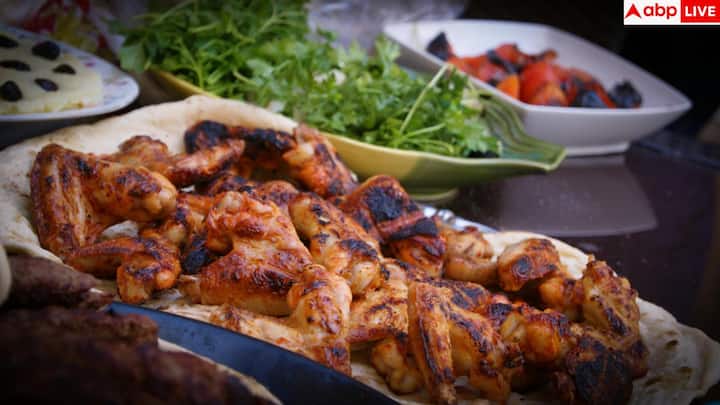 कई घरों में सर्दियों में गरमागरम नॉन-वेज करी और मसालेदार ग्रेवी खाने का चलन बढ़ जाता है. लेकिन जब मटन जैसी भारी चीजें जरूरत से ज्यादा खा ली जाती हैं, तो पेट पर सीधा असर पड़ता है. पाचन धीमा हो जाता है, गैस, भारीपन या जलन जैसी दिक्कतें होने लगती हैं.