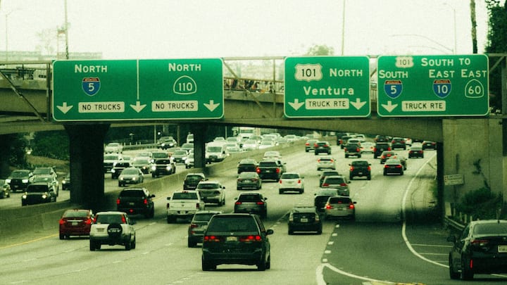 तेज रफ्तार में चल रही गाड़ियों के बीच जब आपको अगले शहर, अगले टर्न या किसी आपात स्थिति के बारे में जानना हो, तब स्क्रीन जैसी शांति देने वाला हरा रंग दिमाग को तेजी से संकेत पकड़ने में मदद करता है. लंबे सफर में ड्राइवर की थकान कम करने में भी इसका योगदान माना जाता है.