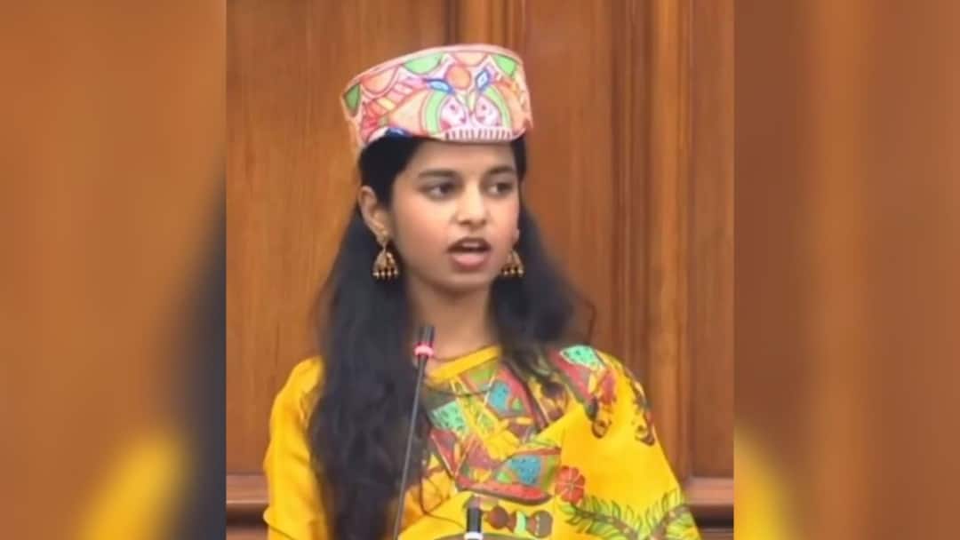 WATCH: Maithili Thakur Takes Oath In Maithili Wearing Traditional Mithila Pag