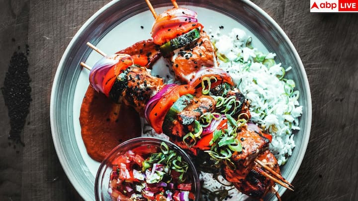 सर्दियों में तली-भुनी चीजों की क्रेविंग सबसे ज्यादा होती है, लेकिन ये पेट को भारी बनाकर पाचन को और सुस्त कर देती हैं. ठंड के मौसम में शरीर वैसे भी ज्यादा मेहनत करता है गर्म रहने के लिए, इसलिए ऐसे खाने से गैस, एसिडिटी और चेहरे पर दिक्कतें बढ़ जाती हैं.