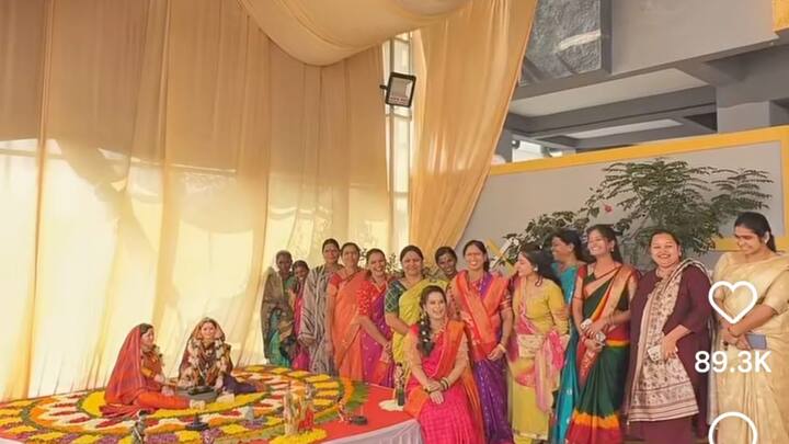 घाणा भरण्याच्या कार्यक्रमाला प्राजक्ताच्या आईसह घरातील नातेवाईक जमले होते.