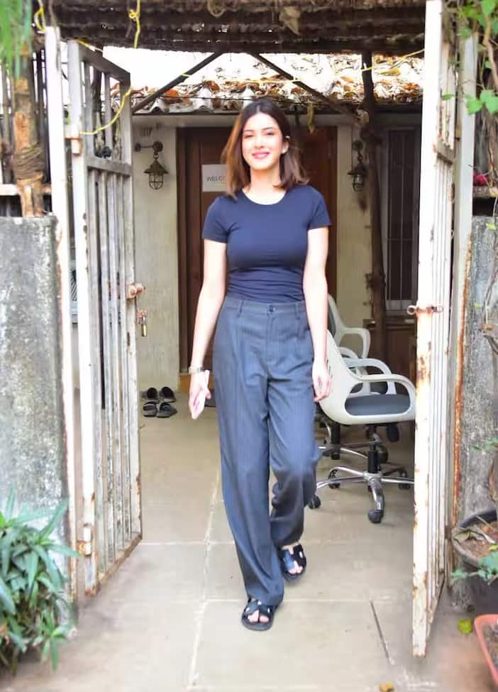 वायरल तस्वीरों में एक्ट्रेस ने नीले रंग का टैंक टॉप पहना हुआ है। उन्होंने ग्रे रंग की ढीली पैंट भी पहनी हुई है। उन्होंने अपने लुक को खुले बालों और एक स्टेटमेंट घड़ी से पूरा किया है।