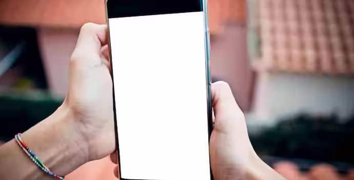 KYM નકલી ફોન સામે રક્ષણ કરવામાં ઘણી રીતે મદદ કરે છે. તે ચોરાયેલા મોબાઇલ ફોનને ઓળખવાનું સરળ બનાવે છે, ક્લોન કરેલા IMEI નંબરોવાળા ખતરનાક ડિવાઈસને બજારમાં આવતા અટકાવે છે, અને ગ્રાહકોને ખાતરી આપે છે કે તેઓ અસલી ફોન ખરીદી રહ્યા છે. IMEI નંબર એ ફોન માટેનો એક અનન્ય ઓળખ નંબર છે, જે આધાર નંબર જેવો જ છે. આ નંબરનો ઉપયોગ કરીને KYM તમારા ફોનની સાચી સ્થિતિ જાહેર કરે છે.