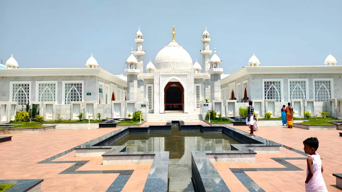 அம்மா என்னும் மந்திரமே.. அகிலம் யாவும் ஆள்கிறதே..' தாய்ப்பாசத்தை நிரூபிக்க, மகன் கட்டிய அதிசயம்..!