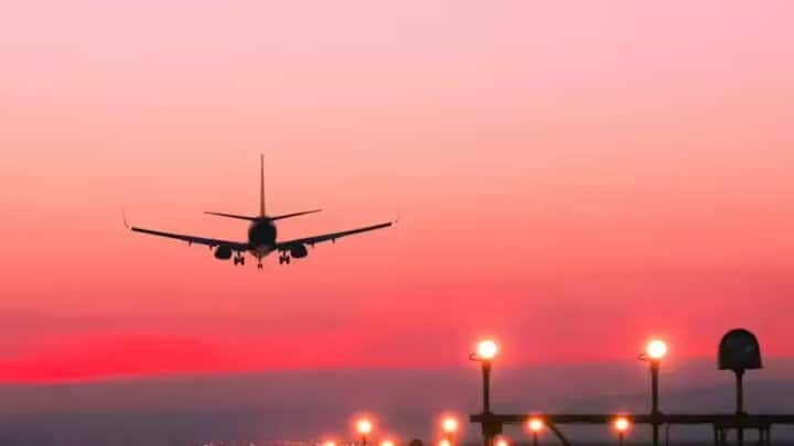 नियमों के मुताबिक अगर फ्लाइट इतनी देर हो जाए कि यात्री अपनी जरूरत के हिसाब से आगे सफर नहीं कर पा रहे. तो वह टिकट कैंसिल कर सकते हैं. एयरलाइन उन्हें एक्सेप्शनल केस मानकर रिफंड देती है. बस इसके लिए यात्री को कस्टमर केयर या एयरलाइन काउंटर पर देरी और उसकी वजह का जिक्र करते हुए रिक्वेस्ट करनी पड़ती है.