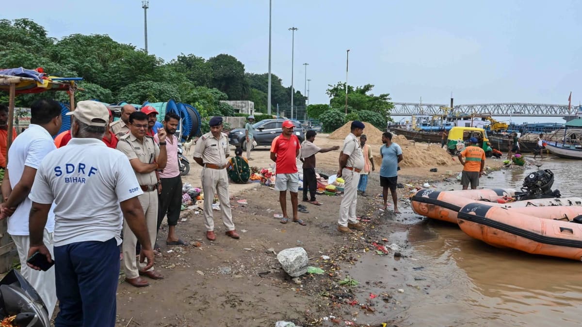बिहार: पश्चिम चंपारण में नाव हादसा, दो बच्चियां लापता, राहत अभियान जारी