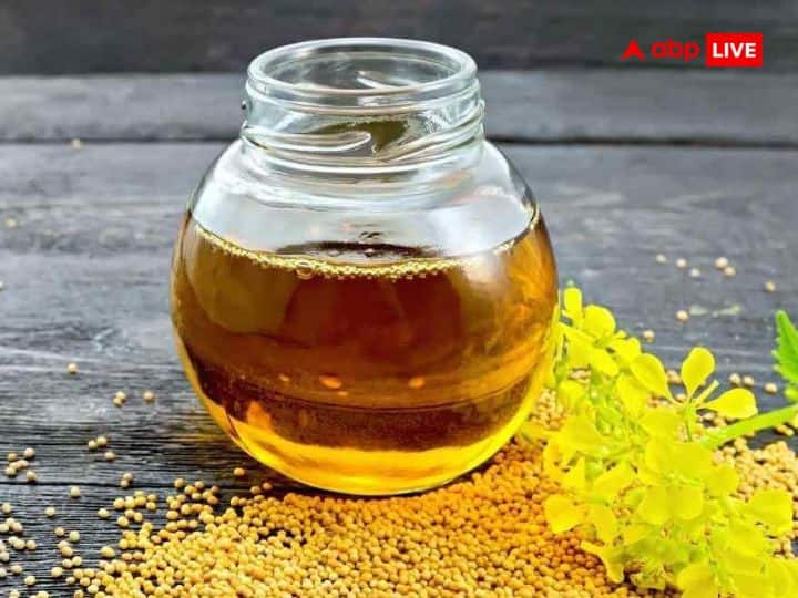 सरसों तेल- सरसों तेल का संबंध भी शनि देव से होता है. अगर आपको सपने में सरसों का तेल दिखाई दे तो यह शुभ होता है. क्योंकि सरसों तेल को धन और ऊर्जा का प्रवाह माना जाता है. लेकिन यदि आप सपने में खुद को सरसों तेल लगाते देखें तो ऐसा सपना सतर्क रहने का संकेत देता है.