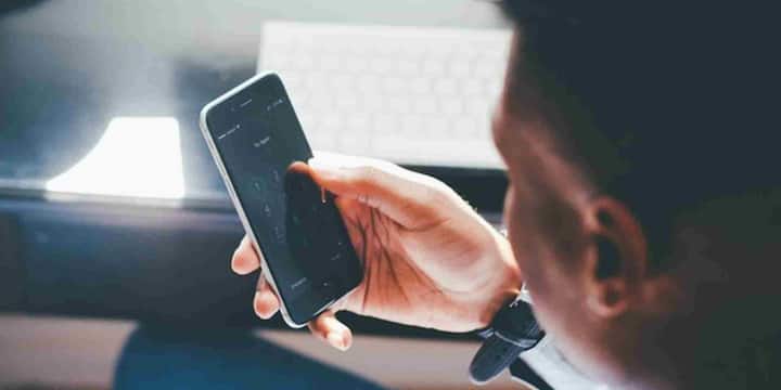 अगर फोन में Find My Device फीचर ऑन है तो आप किसी भी दूसरे स्मार्टफोन या लैपटॉप से अपने फोन को अनलॉक या पूरी तरह रीसेट कर सकते हैं. बस वेबसाइट पर जाएं, अपना अकाउंट लॉगिन करें और Erase Device का विकल्प चुनें. इससे पासवर्ड हट जाएगा और फोन नए की तरह शुरू हो जाएगा.