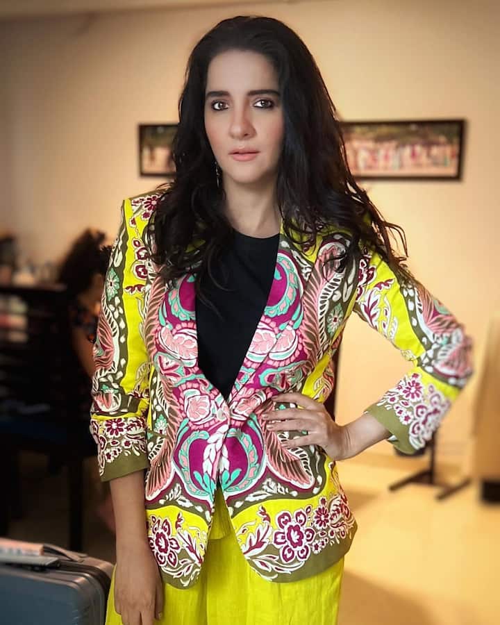 इसके बाद दोनों के पेरेंट्स को खुश करने के लिए दोनों ने हिंदू, फिर मुस्लिम और फिर उसके बाद कोर्ट मैरिज की.