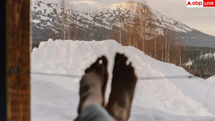 As the cold air draws out moisture, the thick skin of the feet becomes more dehydrated. The skin of the heels is anyway a bit hard, hence it starts cracking immediately as soon as it dries. Wearing open slippers, standing for a long time, increasing age or obesity all increase the problem.