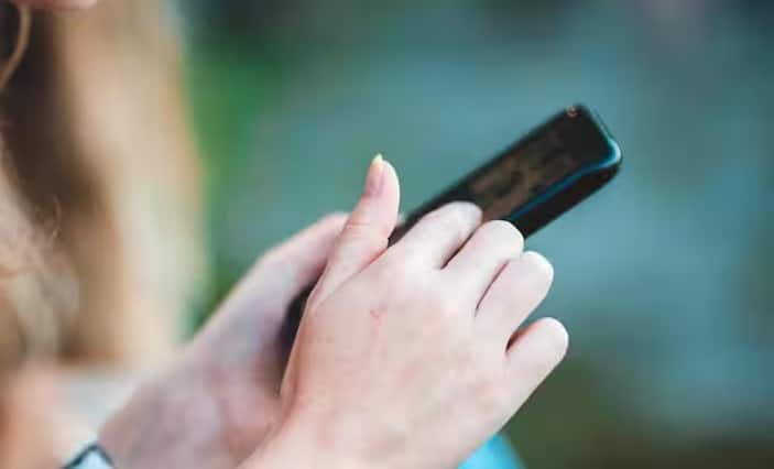 વધુમાં તત્કાલ ટિકિટ બુકિંગ અંગેની ફરિયાદો તાજેતરમાં વધી રહી છે. બુકિંગ ખુલ્યાની થોડી મિનિટોમાં બધી ટિકિટ ગાયબ થઈ જાય છે તેવા અહેવાલો છે. બ્રોકર્સ અને એજન્ટો એકસાથે મોટી સંખ્યામાં ટિકિટ બુક કરાવતા હતા. આ છેતરપિંડી અટકાવવા અને સાચા મુસાફરોને ટિકિટ મળે તેની ખાતરી કરવા માટે રેલવેએ OTP-આધારિત સિસ્ટમ લાગુ કરી છે.