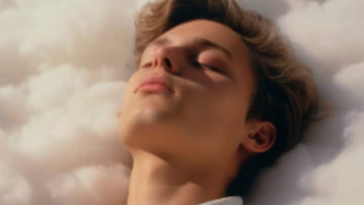 কিন্তু এমন স্বপ্ন দেখার অর্থ কী? বাস্তব জীবনে কোন দিকে ইঙ্গিত করে জানুন।