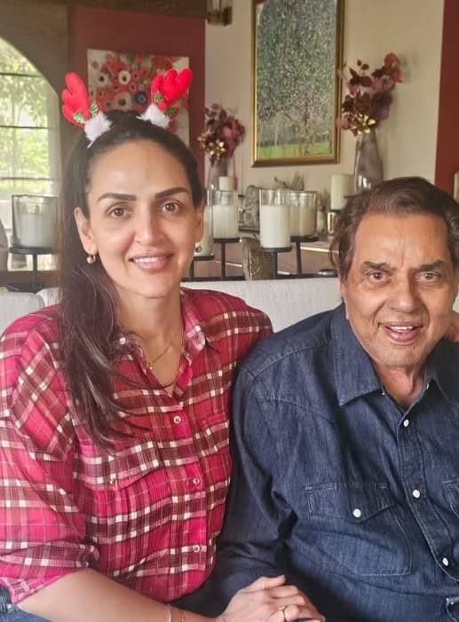 ਧਰਮਿੰਦਰ ਦੇ ਅੰਤਿਮ ਦਿਨਾਂ 'ਤੇ ਹੇਮਾ ਮਾਲਿਨੀ  ਇਸ ਗੱਲ ਨੇ ਹਰ ਕਿਸੇ ਨੂੰ ਹੈਰਾਨ ਕਰ ਦਿੱਤਾ। ਖਾਸ ਕਰਕੇ ਪ੍ਰਸ਼ੰਸਕ ਇਸ ਗੱਲ ਤੋਂ ਬਹੁਤ ਦੁਖੀ ਸਨ ਕਿ ਉਹ ਆਪਣੇ ਮਨਪਸੰਦ ਅਦਾਕਾਰ ਨੂੰ ਅੰਤਿਮ ਵਿਦਾਈ ਨਹੀਂ ਦੇ ਸਕੇ। ਹੁਣ, ਧਰਮਿੰਦਰ ਦੇ ਅੰਤਿਮ ਸੰਸਕਾਰ ਦੀ ਰਸਮ ਨੂੰ ਨਿੱਜੀ ਰੱਖਣ ਦਾ ਕਾਰਨ ਸਾਹਮਣੇ ਆਇਆ ਹੈ। ਯੂਏਈ ਦੇ ਫਿਲਮ ਨਿਰਮਾਤਾ ਹਮਾਦ ਅਲ ਰੇਯਾਮੀ ਨੇ ਇੰਸਟਾਗ੍ਰਾਮ 'ਤੇ ਇੱਕ ਨੋਟ ਸਾਂਝਾ ਕੀਤਾ ਹੈ। ਉਹ ਹਾਲ ਹੀ ਵਿੱਚ ਧਰਮਿੰਦਰ ਦੀ ਮੌਤ ਤੋਂ ਬਾਅਦ ਹੇਮਾ ਮਾਲਿਨੀ ਨੂੰ ਮਿਲੇ ਸਨ। ਨੋਟ ਵਿੱਚ, ਹਮੈਦ ਨੇ ਦੱਸਿਆ ਕਿ ਹੇਮਾ ਨੇ ਪਰਿਵਾਰ ਦੇ ਨਿੱਜੀ ਅੰਤਿਮ ਸੰਸਕਾਰ ਕਰਨ ਦੇ ਫੈਸਲੇ ਦੇ ਪਿੱਛੇ ਦੇ ਕਾਰਨਾਂ 'ਤੇ ਚਰਚਾ ਕੀਤੀ ਅਤੇ ਧਰਮਿੰਦਰ ਦੇ ਦਰਦਨਾਕ ਅੰਤਿਮ ਦਿਨਾਂ ਬਾਰੇ ਗੱਲ ਕੀਤੀ।  ਉਨ੍ਹਾਂ ਨੇ ਹੇਮਾ ਮਾਲਿਨੀ ਨਾਲ ਇੱਕ ਫੋਟੋ ਪੋਸਟ ਕੀਤੀ, ਜਿਸਦੇ ਨਾਲ ਅਰਬੀ ਵਿੱਚ ਇੱਕ ਕੈਪਸ਼ਨ ਲਿਖਿਆ ਹੈ, ਜਿਸਦਾ ਮੋਟੇ-ਮੋਟੇ ਤੌਰ 'ਤੇ ਮਤਲਬ ਹੈ, 