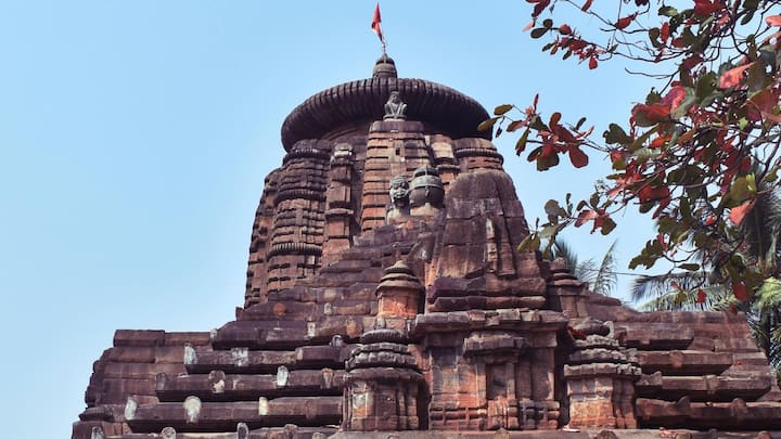 यानी इससे निकलने वाली ऊर्जा हमेशा ऊपर की दिशा में प्रवाहित होती है. मंदिर का शिखर भी इसी सिद्धांत पर बनता है कि ऊर्जा को ऊपर की ओर खींचने के लिए. जब त्रिकोणाकार झंडा हवा में लहराता है, तो उसकी नुकीली आकृति वातावरण में मौजूद सकारात्मक तरंगों को मंदिर के ऊपर केंद्रित करती है.