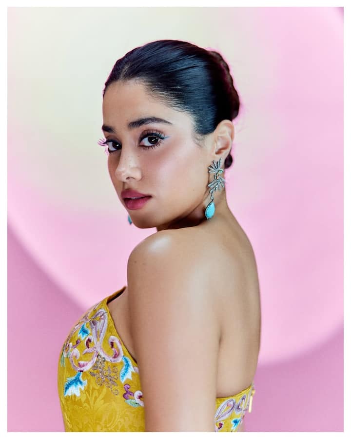 जाह्नवी ने इस ड्रेस के साथ कंट्रास में ईयररिंग्स पहने है. सी-ग्रीन कलर की ये लॉन्ग ईयररिंग्स उनके आउटफिट को कॉम्पलिमेंट कर रहे हैं.