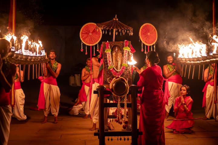 నవరాత్రి వేళల్లో లింగ భైరవి దేవి ఆలయంలో ప్రత్యేక పూజలు నిర్వహించారు. ఆ సమయంలో తీసిన ఫోటో ఇది.