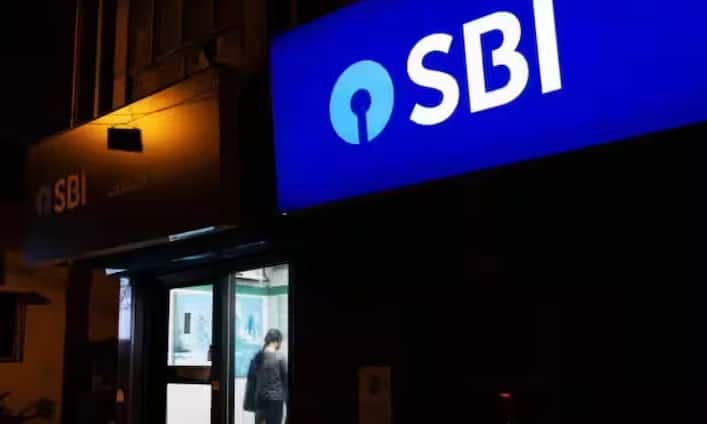 આ નવા નિયમો સાથે દરેક ગ્રાહકને હવે SBI ATM પર દર મહિને પાંચ અને અન્ય બેન્કના ATM પર 10 મફત ટ્રાન્જેક્શન મળે છે. આનો અર્થ એ છે કે દર મહિને કુલ 15 મફત ટ્રાન્જેક્શન કરી શકાશે.