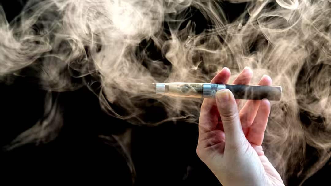 E-cigarette smuggling at Thoothukudi port: Goods worth Rs. 10 crore seized, 3 arrested! தூத்துக்குடி துறைமுகத்தில் இ-சிகரெட் கடத்தல்: ரூ.10 கோடி மதிப்புள்ள பொருட்கள் பறிமுதல், 3 பேர் கைது!