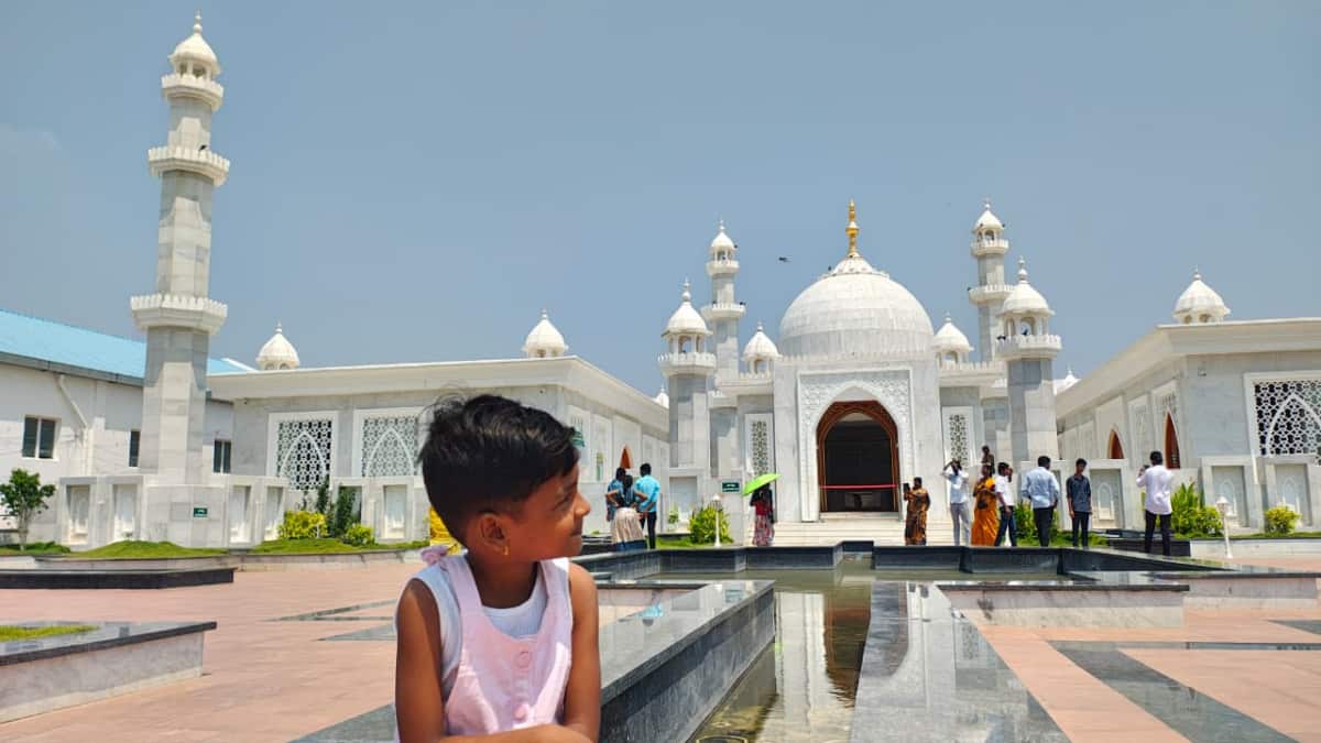 அம்மா என்னும் மந்திரமே.. அகிலம் யாவும் ஆள்கிறதே..' தாய்ப்பாசத்தை நிரூபிக்க, மகன் கட்டிய அதிசயம்..!