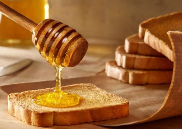 મધ ન માત્ર રોગપ્રતિકારક શક્તિ વધારે છે  પરંતુ શિયાળાનો થાક, ઓછી ઉર્જા અને પાચન નબળાઈને પણ દૂર કરે છે. તેમાં હાજર કુદરતી ગ્લુકોઝ-ફ્રુક્ટોઝ શરીરને સીધું ગરમ ​​કરે છે અને ઉર્જા આપે છે.