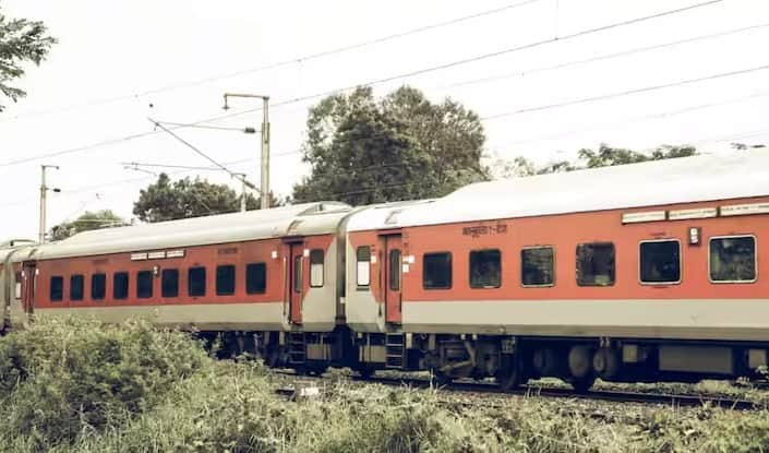 આજથી 1 ડિસેમ્બરથી તત્કાલ ટિકિટ બુકિંગ દરમિયાન OTP દાખલ કરવાનું ફરજિયાત બનાવવામાં આવ્યું છે. આની શરૂઆત મુંબઈ સેન્ટ્રલ અમદાવાદ શતાબ્દી એક્સપ્રેસથી થઈ હતી. આ ટ્રેનમાં ટિકિટ ફક્ત ત્યારે જ બુક કરવામાં આવશે. જો બુકિંગ દરમિયાન રજિસ્ટર્ડ નંબર પર મોકલવામાં આવેલ OTP યોગ્ય રીતે દાખલ કરવામાં આવશે. આ નકલી નંબરો અને ગેરકાયદેસર બુકિંગને અટકાવશે.