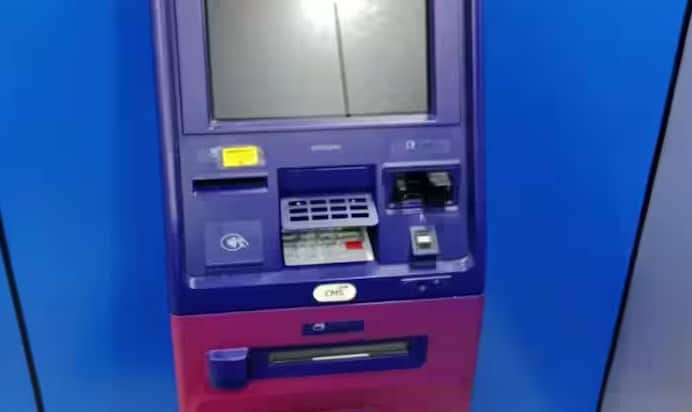 જો તમે મફત ટ્રાન્જેક્શન મર્યાદા કરતાં વધુ પૈસા ઉપાડો છો તો તમારે SBI ATM પર 15 રૂપિયા પ્લસ GST ​​અને અન્ય બેન્કના ATM પર 21 રૂપિયા પ્લસ GST ​​ચૂકવવા પડશે.