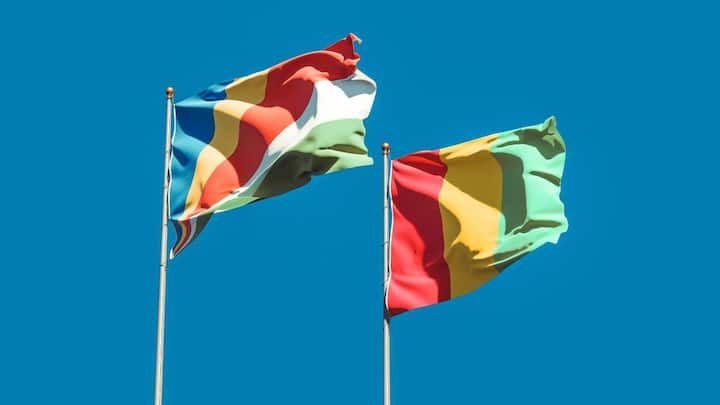 सबसे मशहूर उदाहरण ब्रिटेन की क्वीन एलिजाबेथ द्वारा दिया गया आदेश है. साधारण जनता पर्पल नहीं पहन सकती है. रंग पर ऐसा प्रतिबंध दुनिया में कहीं और शायद ही देखने को मिले. तो, जब पर्पल रंग आम लोगों के कपड़े तक नहीं छू सकता था, तो किसी राष्ट्र के झंडे तक पहुंचना लगभग असंभव ही था. यही वजह है कि दुनिया के लगभग सभी झंडों ने इसे नजरअंदाज किया.